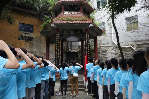 團隊前往郁山鎮(zhèn)參觀懷龍亭。長江師范學院供圖