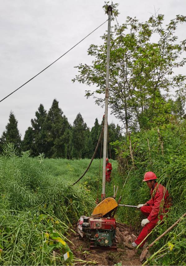 新型輕便鉆機(jī)操作簡便，搬遷輕松。劉君攝