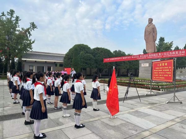 學(xué)校組織學(xué)生在楊闇公烈士陵園開(kāi)展革命教育。潼南區(qū)人民小學(xué)校供圖