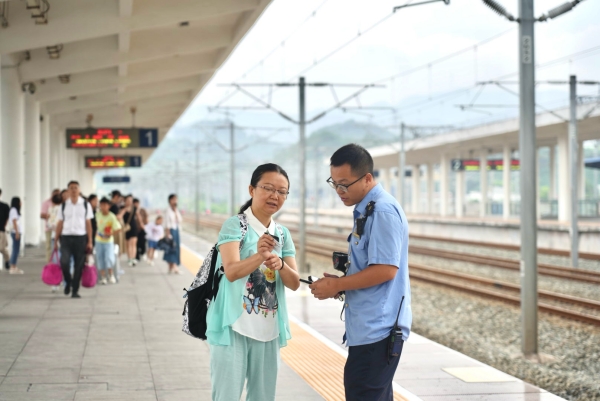 合川站工作人員為旅客提供咨詢服務(wù)。重慶北車務(wù)段供圖