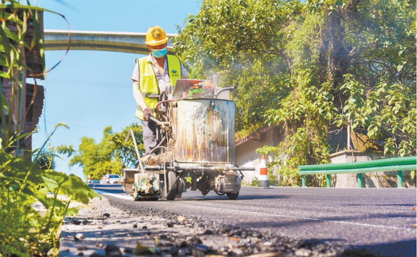 八月二日，北碚區(qū)龍王街，施工人員錯(cuò)峰進(jìn)行道路維護(hù)。記者 李雨恒 攝\視覺重慶