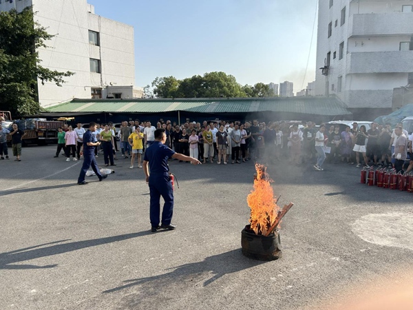 消防演練現(xiàn)場(chǎng)。何青宇攝