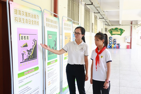 同學們在科普員的講解下，觀看展板、學習地質(zhì)災害防治知識。曾英豪攝