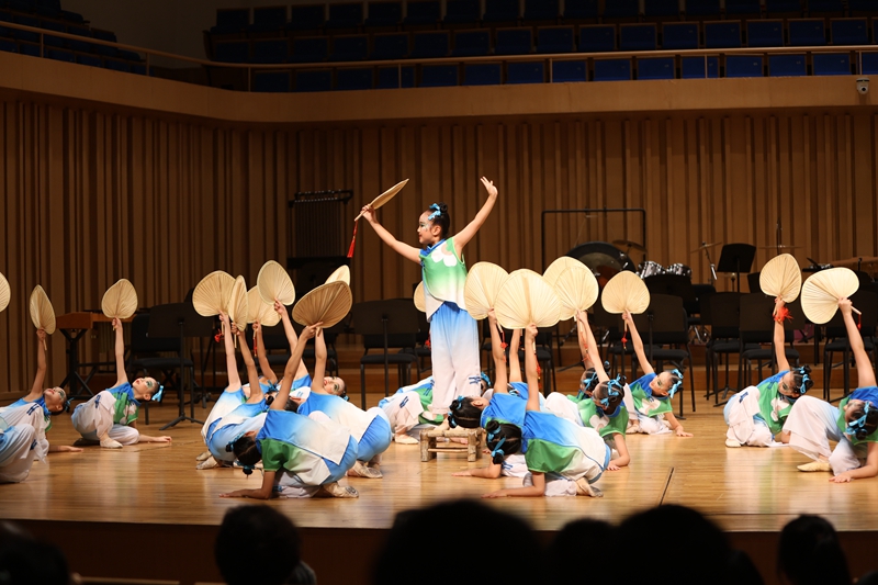  重慶大學(xué)城樹人教育集團蓓蕾舞蹈團表演舞蹈《童年的夏夜》。重慶大學(xué)城樹人教育集團供圖