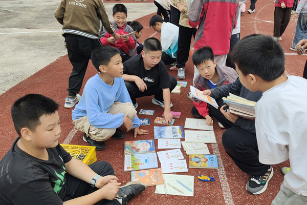 學生在推銷書籍。永興小學供圖