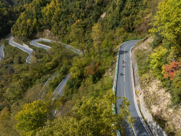 運動員騎行沿途好風(fēng)景。謝智強攝