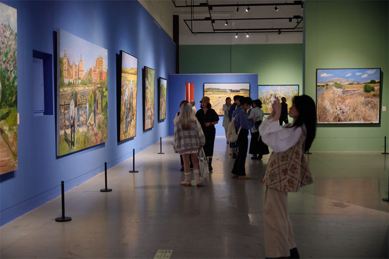 “風(fēng)拂大地”王建國(guó)油畫作品展在重慶美術(shù)館開展。主辦方供圖